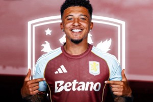 曼联在关键比赛中表现不佳，换人失误导致防守漏洞，边路优势被对手逆转，整体表现令球迷不满。（关键战曼联失色：换人失策致防线出漏洞，边路遭反制，整体表现引发球迷不满）