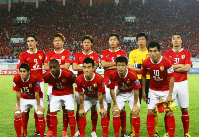 莱万：我经常带伤上场，肋骨骨折也硬撑；不着急决定未来（莱万：带伤出战成常态，肋骨骨折也坚持；未来去留不着急）