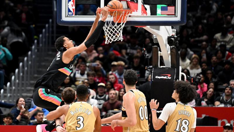 传奇奥斯卡满血复活看海港亚冠 球迷喊队危 ！速归！（奥斯卡满血复活现身海港亚冠看台，球迷高呼球队告急盼其速归）