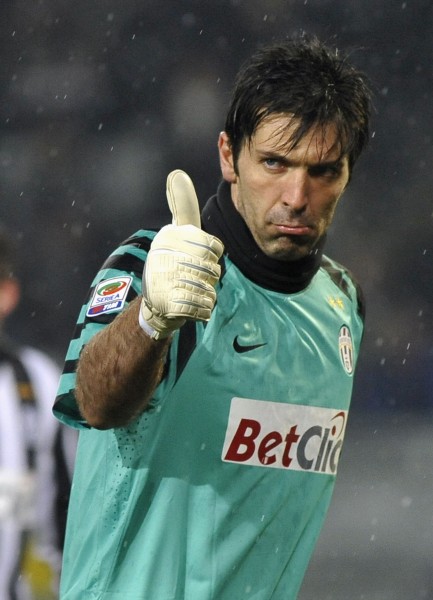 半场战报：海登海姆0-1弗赖堡，曼赞比建功（半场速报：海登海姆0-1落后弗赖堡，曼赞比破门）