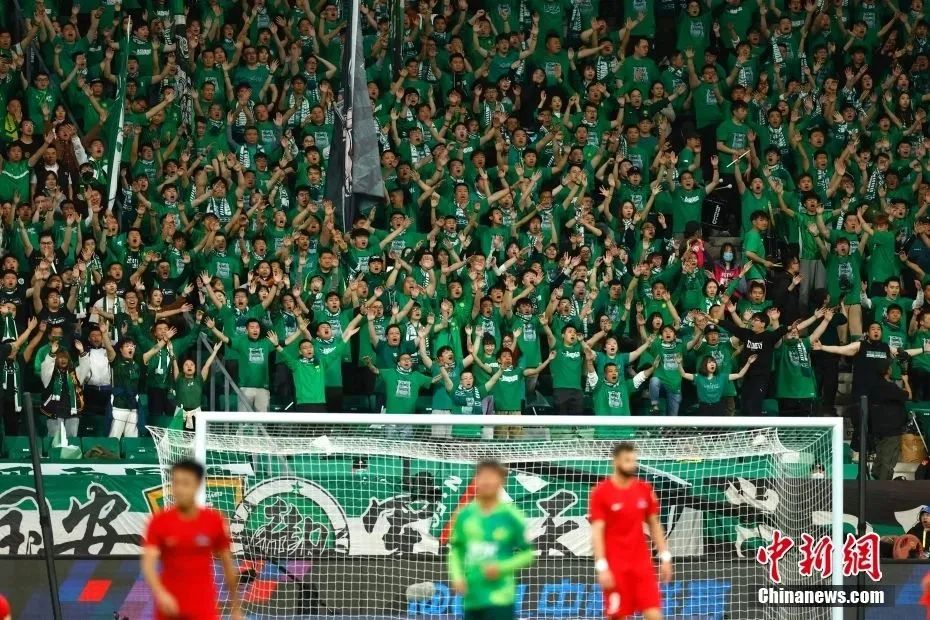 马克西半场15分，恩比德11中1，76人手握7分领先（马克西半场独取15分，恩比德11投仅1中，76人暂领先7分）